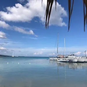 Apartment Contemporary Ocean View 2bed Carib, Ocho Rios